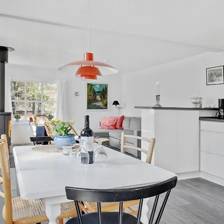 Two-bedroom In Vakantiehuis Rønne