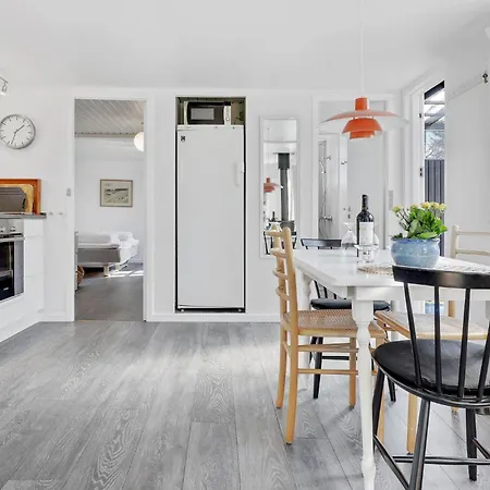 Vakantiehuis Two-bedroom In Rønne